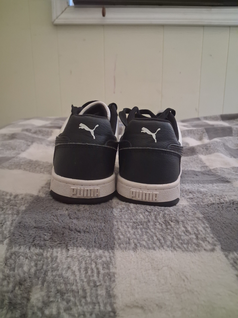 Puma Men’s Black and White Low Top Sneakers - Picture 6 of 6